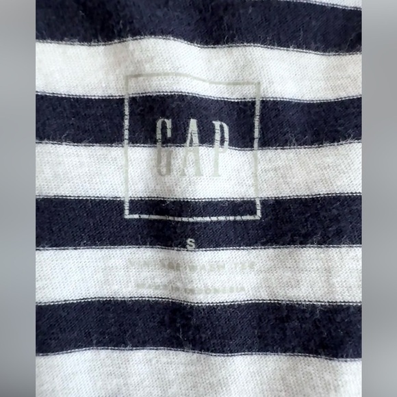 GAP Women’s Vintage Wash Striped V-Neck T-Shirt, Navy & White, Size S - Picture 3 of 4